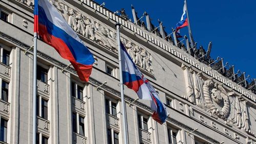 Salariile funcţionarilor şi diplomaţilor din Rusia au fost majorate cu 7,6%, în pofida problemelor economice