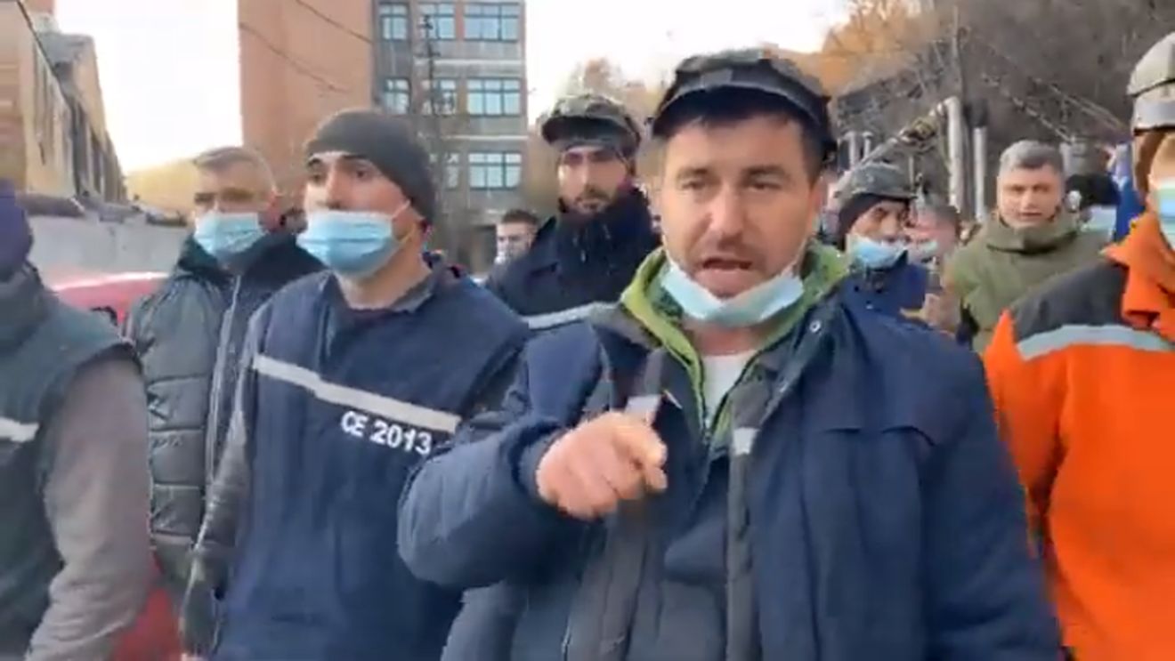 Minerii din Lupeni amenință că vor intra în greva foamei dacă negocierile de luni vor eșua