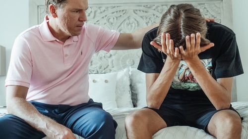 Organizația Salvaţi Copiii atrage atenţia asupra dezechilibrelor provocate de plecarea părinţilor la muncă în străinătate / Peste jumătate dintre copiii rămaşi în ţară după plecarea părinţilor preiau roluri de adult