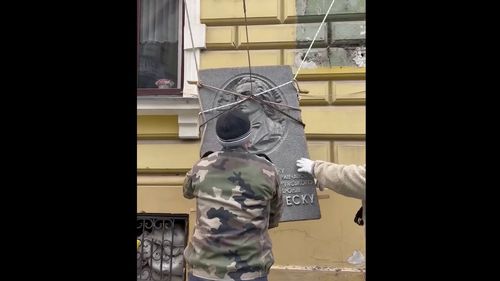 VIDEO Un fake-news despre ”ucrainenii care l-au dat jos pe Eminescu” la Cernăuți, rostogolit pe Facebook de georgiști, pro-ruși, conspiraționiști și un fost deputat AUR / Val de ură împotriva lui Bolojan, Zelenski și ucraineni