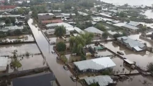Peste 400 de tone de alimente, construcţii modulare, grupuri sanitare, pături, perne și saltele ajung din rezervele de stat în Galați