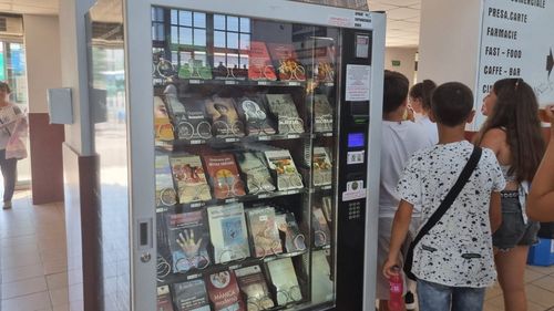 În Gara din Constanța se vinde un roman antisemit, în care Ion Antonescu este ”un mare erou care trebuie respectat”/ Editura: ”Este opinia autorului”/ Firma intermediară: ”Regret și retrag cartea din rețea”/ Fostul mareșal, considerat criminal de război de Curtea Supremă, a inițiat Holocaustul în România