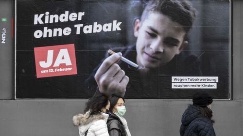 Elvețienii, de acord cu interzicerea publicităţii la tutun, accesibilă minorilor / Ei resping însă pachetul de ajutor pentru mass-media, propus de Guvern în urma scăderii veniturilor din publicitate