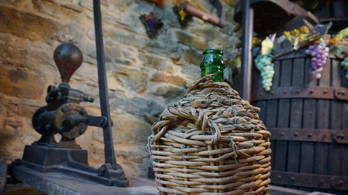 Polițist surprins de șeful IPJ Botoșani în timp ce făcea vin în curtea instituției / S-a deschis procedura de cercetare disciplinară