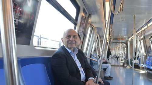 Cătălin Cîrstoiu, de două ori cu metroul în 24 de ore: Candidatul PSD-PNL la Primăria București și-a făcut hashtag cu metroul și îl cheamă pe Nicușor Dan la discuții despre preluarea metroului de la ministerul Transporturilor condus de PSD
