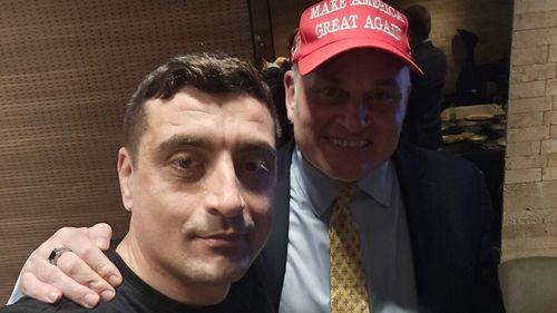 Cu cine a sărbătorit George Simion victoria din primul tur? Brian Brown, un MAGA care a făcut vizite repetate în Rusia, a publicat o fotografie de la ”petrecerea victoriei”, în timp ce susținătorii se uitau la șeful AUR pe un ecran