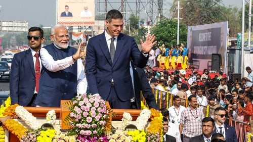 Premierul spaniol Sanchez, în vizită în India pentru întărirea relaţiilor comerciale, a inaugurat alături de Modi o fabrică de asamblare de avioane de transport militare