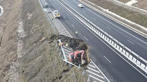 Reparația autostrăzii Sebeş - Turda, din care o bucată s-a rupt, va dura trei luni în loc de una, cât anunțase inițial constructorul italian Pizzarotti / Drumul a fost inaugurat înainte de alegerile din 2020 / Circulația în zonă a fost închisă la 1 februarie, lucrările sunt în garanție