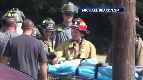 VIDEO Avion militar american s-a prăbușit peste două case / Piloții s-au catapultat și au fost transportați de urgență la spital