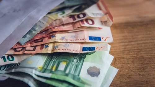 Profesor universitar trimis în judecată pentru luare de mită / E acuzat că ar fi primit bani de la studenţi, inclusiv cadre active ale MAI / Mita cerută, între 200 şi 500 de euro