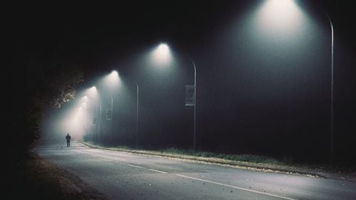 Începând de luni seară românii nu mai pot ieși din case după ora 22:00 decât pentru un motiv întemeiat și cu o declarație pe propria răspundere/ Cum arată documentul și de unde îl poți descărca