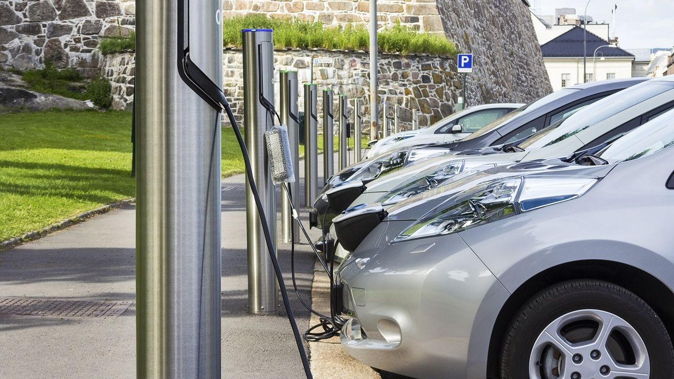 Vânzările de maşini electrice alimentate cu baterii au atins pragul de un milion în Marea Britanie