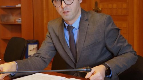 Andi Manciu își anunță plecarea din Guvern: „Sunt mulțumit că las ceva în urmă în privința modului în care se realizează comunicarea guvernamentală, lucruri care nu pot fi întoarse, ci pot fi duse doar mai departe”