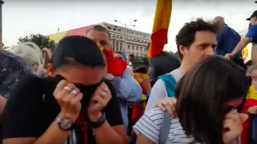 VIDEO Momente dramatice: Oamenii se sufocă și plâng din cauza gazelor lacrimogene lansate de jandarmi