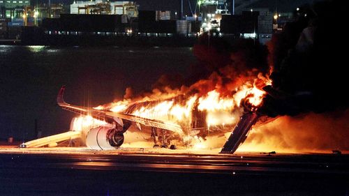 Momente dramatice filmate de pasagerii care au scăpat miraculos din avionul cuprins de flăcări pe aeroportul Haneda din Japonia