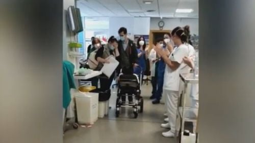 VIDEO Un bebeluș de origine română din Valencia a părăsit spitalul după 10 săptămâni la Terapie Intensivă din cauza COVID