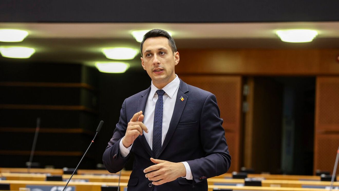 Europarlamentarul Vlad Gheorghe: Am solicitat azi Comisiei Europene să respingă modificările propuse de guvernul PSD-PNL la PNRR. Este clar că tăieri iresponsabile - minus 740 de milioane de la spitale - pun în pericol cetățenii europeni