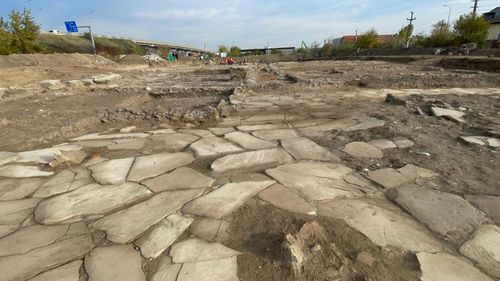 FOTO Vestigii romane în stare perfectă de conservare, printre care case, piațete și drumuri au fost descoperite la Alba Iulia, pe locul unei viitoare autobaze. Șantierul are aproape 5.000 de metri pătrați