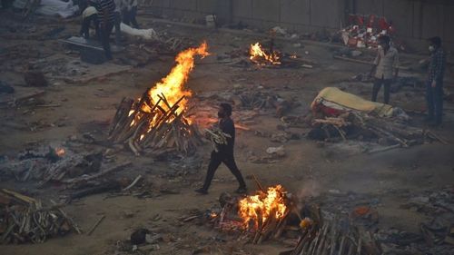 VIDEO India atinge zi de zi noi recorduri negative ale cazurilor de infectare cu coronavirus: În ultimele 24 de ore au fost înregistrate peste 414 mii de îmbolnăviri și aproape 4.000 de decese