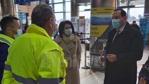 Angajații DSP sunt apărați de jandarmi, pe Aeroportul Suceava / Decizia vine după ce personalul medical a fost înjurat și scuipat de românii care s-au întors din străinătate