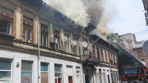 UPDATE VIDEO Incendiu în centrul vechi din București: 19 autospeciale intervin pentru a stinge flăcările care au cuprins acoperișul unei clădiri/ Suprafața afectată este de 750 mp