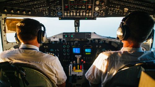 Piloții de avion din Uniunea Europeană sunt extenuați și experimentează "microsomnuri" în timpul zborului, arată un studiu