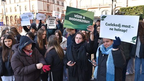 Opriți poluarea! Peste 200 de elevi din Oradea au ieșit în stradă la -8 grade Celsius pentru revendicări ecologiste / Au strigat sloganuri în maghiară și în română
