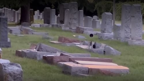 Aproape 180 de morminte vandalizate într-un cimitir evreiesc din Statele Unite