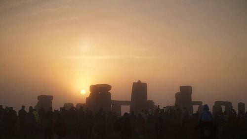 Mii de oameni s-au reunit la Stonehenge pentru a celebra solstiţiul de vară / Soarele atinge cea mai înaltă poziție pe cer și este ziua cu cea mai lungă perioadă de lumină