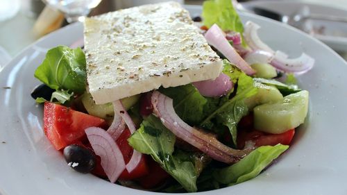 Oamenii de știință au descifrat ADN-ul brânzei grecești Feta: are 489 de tipuri diferite de proteine