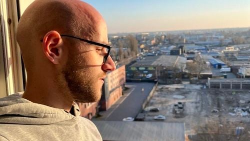 VIDEO Un român în scaun cu rotile, absolvent de film în Marea Britanie, voluntar în Ucraina: "Am văzut drone prăbușindu-se”/ Din Kiev până la granița cu Rusia: ”Nu vrei aici”/ Povestea lui Alex Craiu, mutat în Ucraina ”cât va fi nevoie”