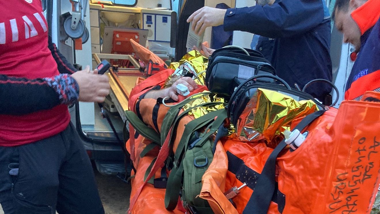 Un pasionat de enduro a ajuns la Urgențe după ce a căzut cu motocicleta în Piatra Craivii, în Alba/ Tânărul a fost evacuat de salvamontiști