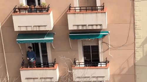 VIDEO Izolați la domiciliu din cauza coronavirusului, spaniolii protestează împotriva fostului rege ieşind pe balcoane şi bătând în oale şi tigăi