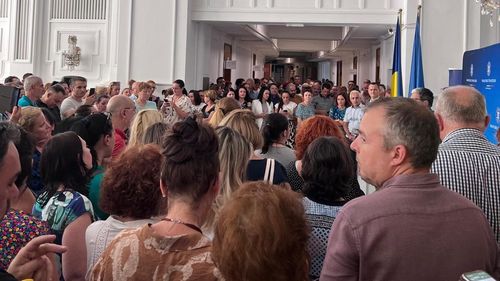 Protest al sindicaliștilor din Ministerul Finanțelor / Salariații îi cer demisia lui Boloș / Cine e Vasile Marica, controversatul lider sindical