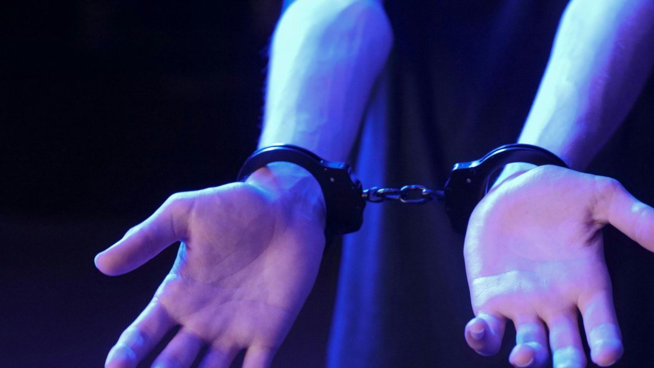 Trei femei din Călăraşi care consumaseră alcool şi apelaseră abuziv numărul de urgență 112 au fost încătuşate şi duse la Poliţie / Una dintre ele l-a lovit cu pumnii în piept pe un poliţist, fiind reţinută pentru ultraj