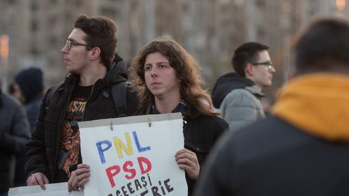 Iohannis a promulgat legea: Incitarea la violenţă, ură sau discriminare pe criteriul opiniei sau apartenenței politice devine infracțiune