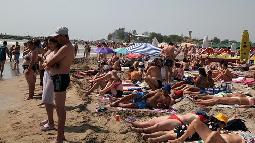 Cei patru bărbați care ar fi agresat doi turiști în Costinești, dar și forțele de ordine care au intervenit, au fost reținuți 24 de ore