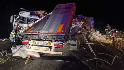 Accident frontal cu două TIR-uri, pe DN7, în Vâlcea/ Un mort și doi grav răniți/ Traficul rutier pe Valea Oltului, blocat total