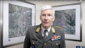 Generalul austriac Robert Brieger, preşedintele Comitetului Militar al Uniunii Europene, criticat după ce evocă un ”capitol trecut sub tăcere al istoriei învingătorilor” comentând o postare complotistă despre dezgroparea morţilor germani prezentaţi drept cadavre de evrei