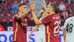 CFR Cluj a învins Chindia Târgovişte cu 2-0, după un meci pe care clujenii l-au încheiat în nouă jucători şi cu Dan Petrescu eliminat