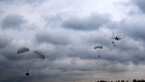 Un tânăr parașutist, în comă profundă / Aeroclubul României: A suferit un accident, luând contact dur cu solul, paraşuta principală şi cea de rezervă fiind încurcate şi deschise parţial