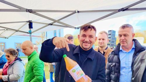 Partidul extremist AUR l-a ales șeful organizației județene Hunedoara pe deputatul Tiberiu Barstan, participant la asaltul asupra Biroului Electoral Central din martie. El și-a trecut în CV doar un liceu auto