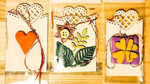 Pacienţii Spitalului de Psihiatrie din Sibiu au creat sute de mărțișoare pentru începutul primăverii / Acestea sunt vândute prin asociația spitalului / ”O activitate terapeutică valoroasă”