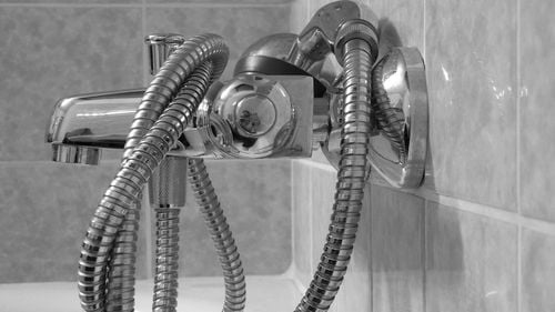 Primarul Ploieștiului a făcut plângere penală privind contractul de furnizare a agentului termic, după ce 130.000 de ploieșteni, dar şi maternitatea şi spitalul de pediatrie au rămas timp de o lună fără apă caldă