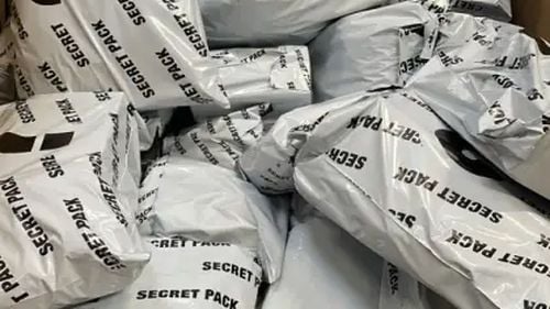 Italienii stau la coadă cu orele pentru a cumpăra colete pierdute / Se dau la kilogram și nu ai niciodată vreo idee ce conțin / O cutie de trei kilograme costă 60 de euro