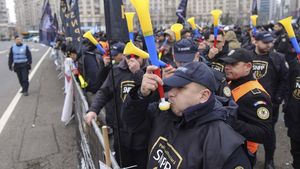 VIDEO Polițiștii din penitenciare și reprezentanții studenților protestează în fața Guvernului / Sindicaliștii din învățământ, asistență socială, primării amenință cu manifestații din cauza ordonanței austerității