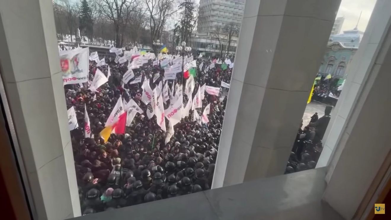 UPDATE VIDEO Proteste violente în Ucraina împotriva unei legi ce vizează IMM-urile: Mulțimea s-a dispersat. Au mai rămas aproximativ 200 de persoane în fața Parlamentului de la Kiev