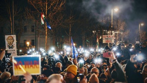 VIDEO Mii de maghiari au protestat la Budapesta în fața Ambasadei Rusiei împotriva Kremlinului și lui Viktor Orban / Premierul Orban a criticat în premieră invadarea Ucrainei