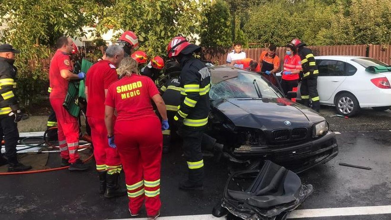 Cinci victime în Timiș, printre care o copilă de 8 ani, în urma unui accident rutier între o mașină și un microbuz de transport persoane care nu a acordat prioritate