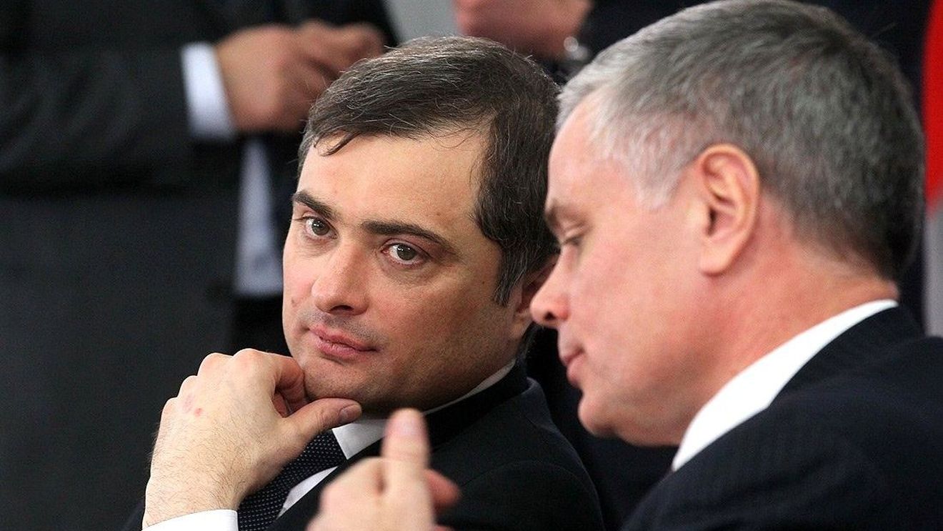 Fostul consilier al lui Putin, oligarhul Vladislav Surkov, considerat un ideolog al „putinismului” și arhitect al conflictului dintre Rusia și Ucraina, ar fi fost arestat la domiciliu, susține un fost deputat rus / Cine este Surkov